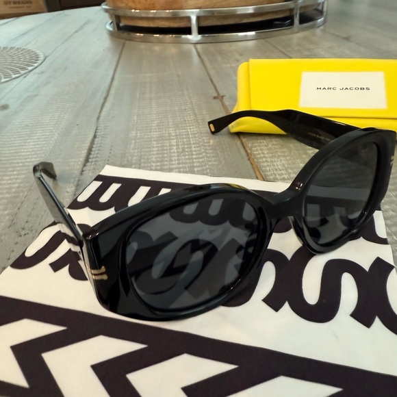 Marc Jacobs Chic Black Sunglasses with gold accent. Classic style. - Picture 5 of 10